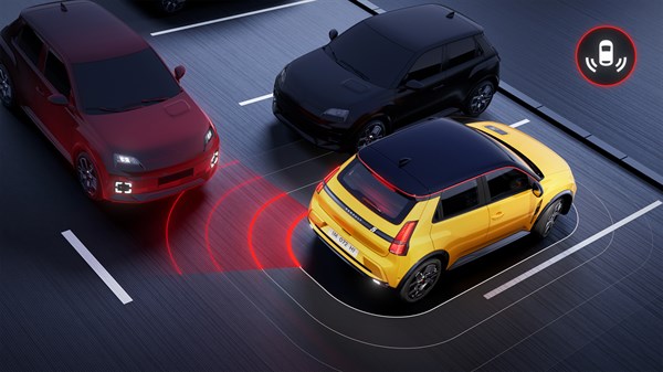 Renault 5 vozi unatrag dok senzori upozoravaju na vozilo koje se približava straga.