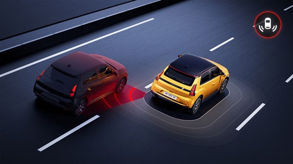 Žuti Renault 5 E-Tech electric u vožnji, drugo vozilo prikazano u mrtvom kutu s crvenim svjetlom upozorenja.