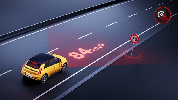Žuto vozilo Renault 5 E-Tech electric prilazi prometnom znaku za ograničenje brzine, prikaz znakova na cesti i ekranu.

