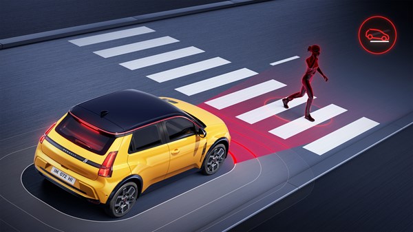 Žuto vozilo Renault 5 E-Tech electric zaustavlja se ispred pješaka na pješačkom prijelazu.
