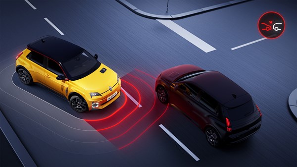 Žuto vozilo Renault 5 E-Tech electric skreće ulijevo, crveno vozilo dolazi sprijeda, prikaz upozorenja na sudar.