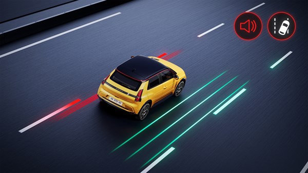 Žuto vozilo Renault 5 E-Tech electric prelazi preko bijele crte, crveni simbol upozorenja prikazan iznad.