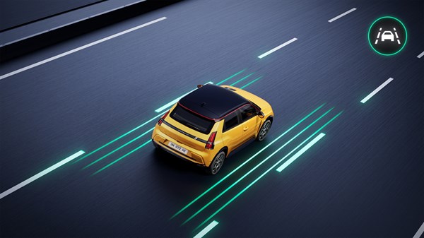 Žuto vozilo Renault 5 E-Tech electric u vožnji s prikazom bijelih crta i zelene strelice, simbol upozorenja na prelazak trake.