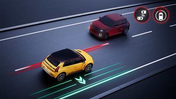 Žuto vozilo Renault 5 E-Tech electric mijenja voznu traku, crveno vozilo se približava straga.

