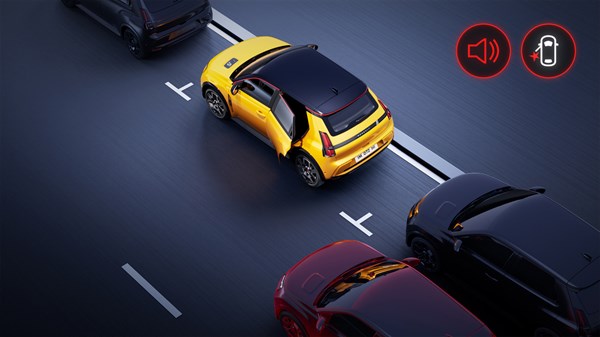 Putnik izlazi iz žutog vozila Renault 5 E-Tech electric dok se drugo vozilo približava straga.

