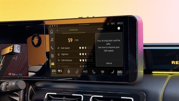 Zaslon vozila Renault 5 E-Tech electric prikazuje Safety Score s podacima o vožnji.


