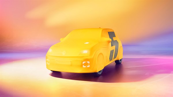 Žuta zaštitna navlaka s brojem 5 prekriva vozilo Renault 5 na šarenoj pozadini, simbolizirajući zaštitu i prepoznatljiv stil