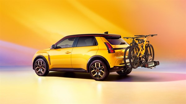 Renault 5 s montiranim stražnjim nosačem i tri bicikla, spreman za vožnju