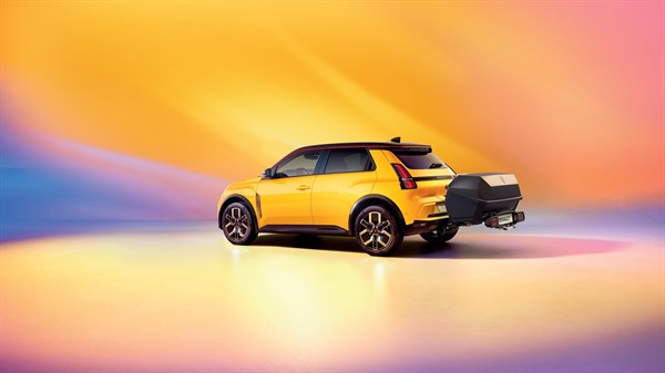 Renault 5 s montiranom stražnjom aero cargo kutijom za dodatni prostor za pohranu
