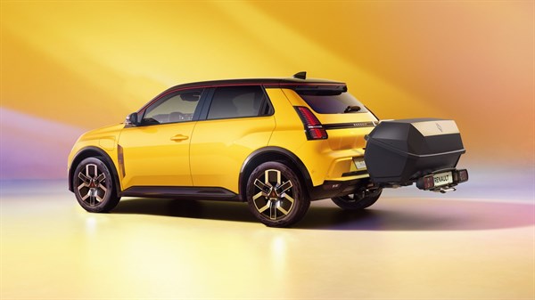 Renault 5 s montiranim stražnjim nosačem i tri bicikla, spreman za vožnju