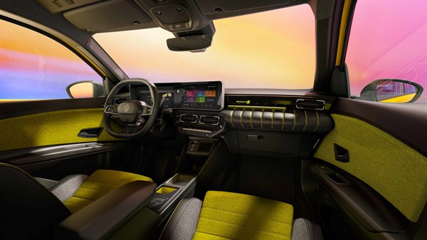unutrašnjost vozila Renault 5 s prikazom openR link multimedijskog sustava i digitalnog zaslona u vozačkom prostoru