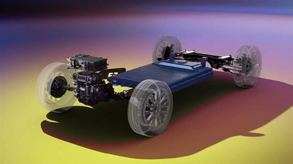 Električna platforma AmpR Small vozila Renault 5 s vidljivim motorom, ovjesom i baterijom.