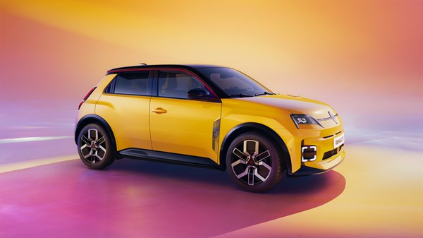 Renault 5 u pokretu na šarenoj pozadini, simbolizira užitak i dinamičnost vožnje.