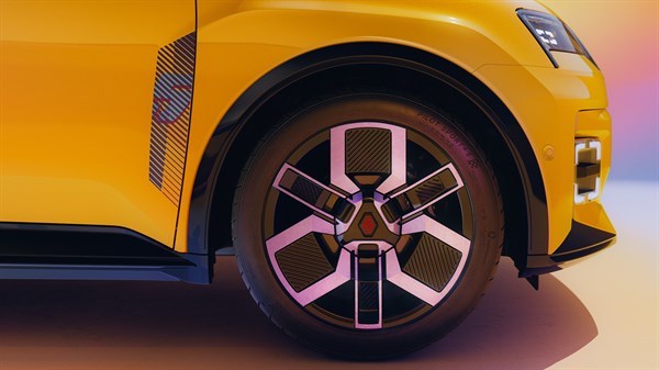 Fokus na kotač Renault 5 vozila, prikazuje sustav regenerativnog kočenja koji produžuje doseg.