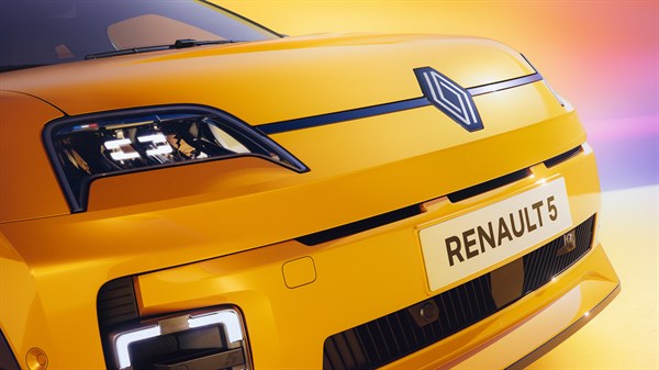 Prednji kraj vozila Renault 5 s jasno istaknutim logotipom i oznakom modela, u kadru koji simbolizira naprednu regulaciju temperature.