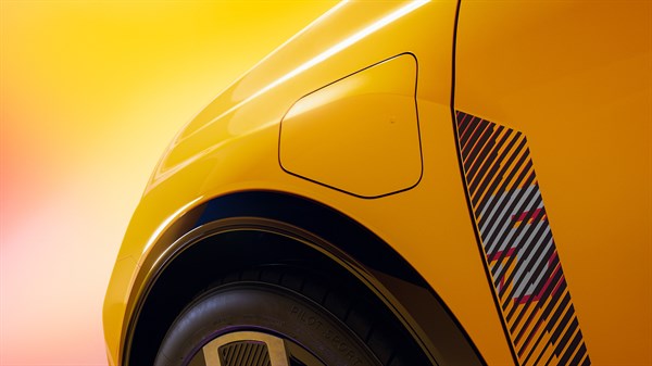 Detalj stražnjeg dijela vozila Renault 5 sa zatvorenim poklopcem utičnice za punjenje, u kadru koji simbolizira brzo DC punjenje.


