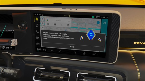 Navigacijski zaslon Renault vozila s prikazom karte, glasa Renota i oznakom za pokretanje videa.