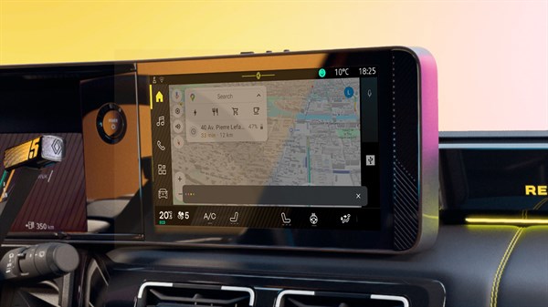 Središnji zaslon Renault 5 prikazuje sučelje za glasovno upravljanje s Google kartama.








