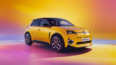 Žuti električni Renault 5 prikazan u studijskom okruženju s gradijentnom pozadinom u tonovima žute, ružičaste i plave boje.