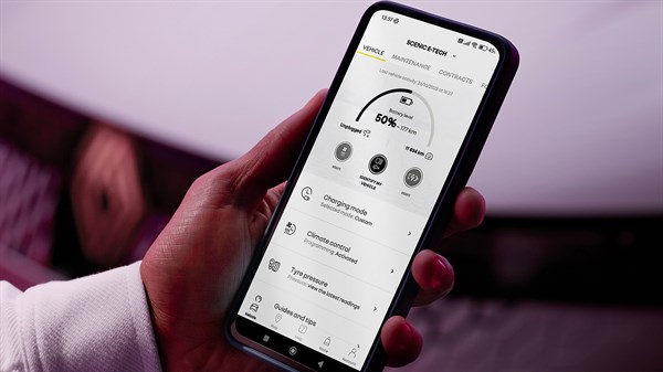 Ruka drži pametni telefon s otvorenom aplikacijom My Renault i prikazom statusa vozila i opcija punjenja.

