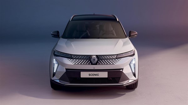 Prijedni pogled na bijelo vozilo Renault Scenic.