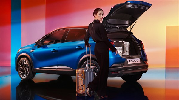Vozilo Renault Captur prikazano sa strane, na studijskoj pozadini.