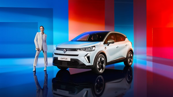 Bijeli Megane Conquest i ženska u bijelom 