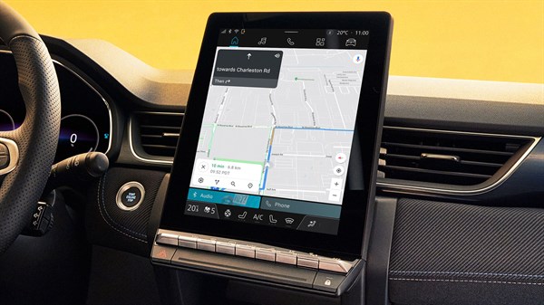 Prikaz zaslona multimedijskog sustava openR s aktiviranom Google Maps navigacijom u vozilu Captur full hybrid E-Tech.

