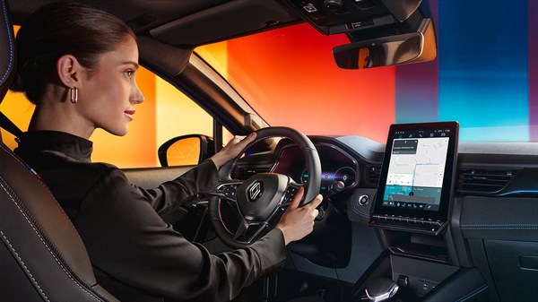 Vozačica u vozilu Captur full hybrid E-Tech koristi središnji multimedijski ekran s aplikacijama.