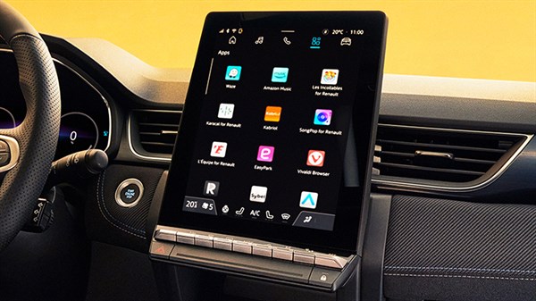 Povezani sustav openR u vozilu Captur full hybrid E-Tech s prikazom dostupnih aplikacija poput YouTubea, Google Mapsa i Wazea.