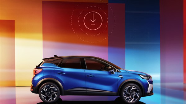 Plavi Captur full hybrid E-Tech ispred šarenog zida s prikazanim simbolom za preuzimanje ažuriranja.