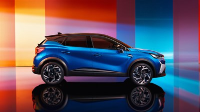 Captur full hybrid E-Tech u plavoj boji prikazan iz profila ispred reflektirajuće pozadine u raznim bojama.

