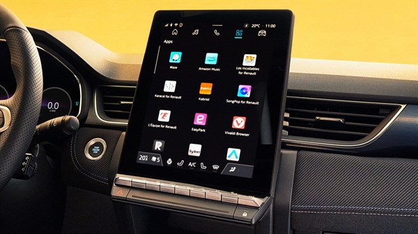 Povezani sustav openR u vozilu Captur full hybrid E-Tech s prikazom dostupnih aplikacija poput YouTubea, Google Mapsa i Wazea.