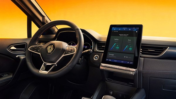 Prikaz ekrana u vozilu Renault Captur full hybrid E-Tech koji prikazuje podatke o sigurnosti vožnje, uključujući brzinu, putanje i zaustavljanje.