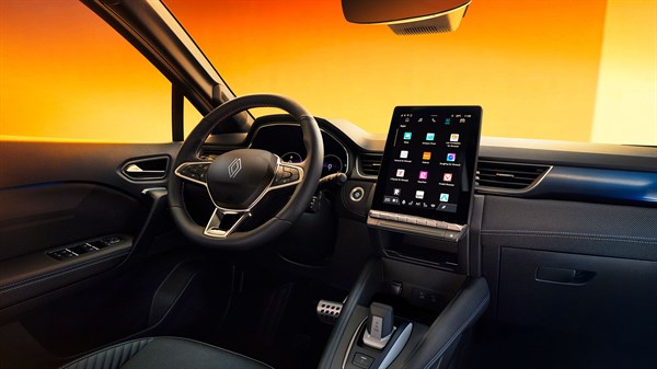 Upravljač i središnji zaslon u vozilu Captur full hybrid E-Tech.








