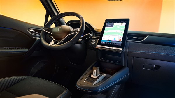  Središnji zaslon vozila Captur full hybrid E-Tech prikazuje navigaciju Google Maps.