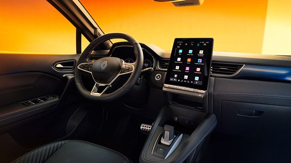 Vozačica upravlja vozilom Captur full hybrid E-Tech uz pomoć Google Assistant glasovne kontrole.