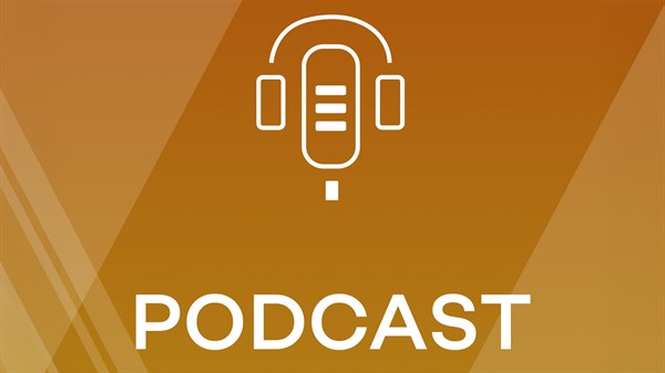Narančasta pozadina s ikonom slušalica i natpisom "PODCAST".