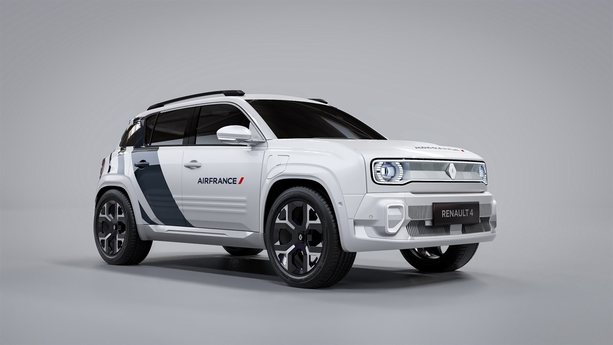 Bijelo vozilo Renault 4 E-Tech electric s oznakom Air France, prikazano u profilu na svijetloj podlozi.