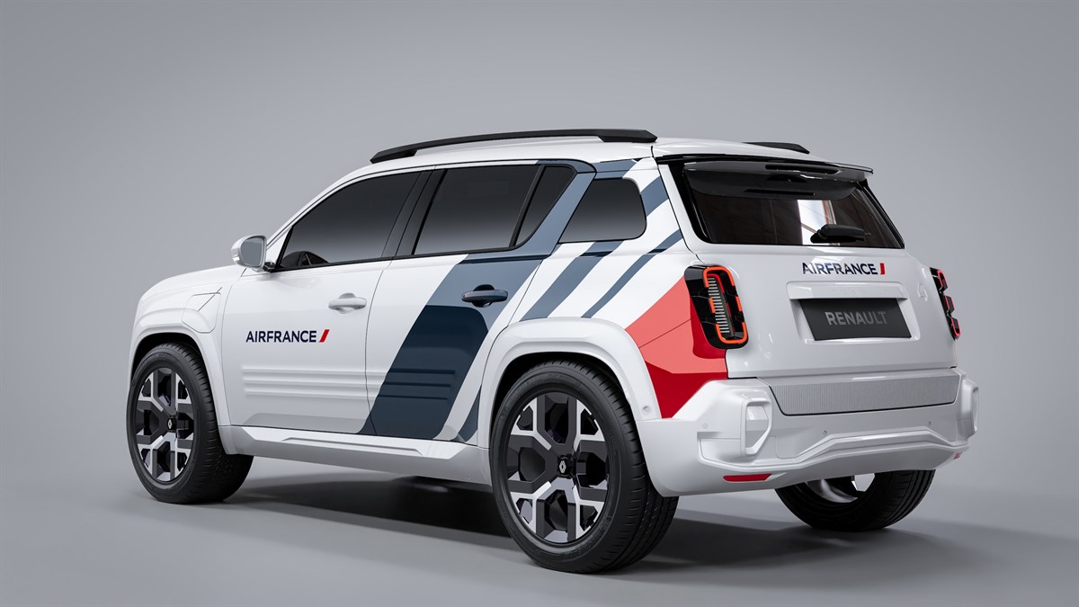 Bijelo vozilo Renault 4 E-Tech electric s oznakom Air France, prikazano straga na svijetloj podlozi.