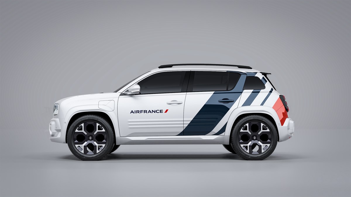 Bijelo vozilo Renault 4 E-Tech electric s oznakom Air France, prikazano u profilu na svijetloj podlozi.