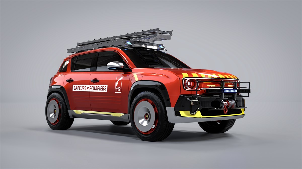 Crveno vozilo Renault 4 E-Tech electric s oznakom Sapeurs Pompiers i ljestvama na krovu, prikazano iz prednjeg kuta.