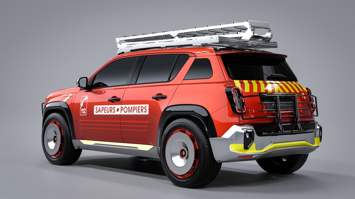 Crveno vozilo Renault 4 E-Tech electric s oznakom Sapeurs Pompiers i ljestvama na krovu, prikazano iz stražnjeg kuta.