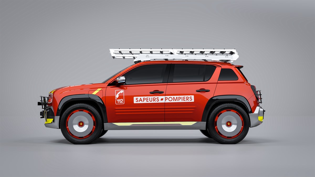 Crveno vozilo Renault 4 E-Tech electric s oznakom Sapeurs Pompiers i ljestvama na krovu, prikazano iz bočnog kuta.