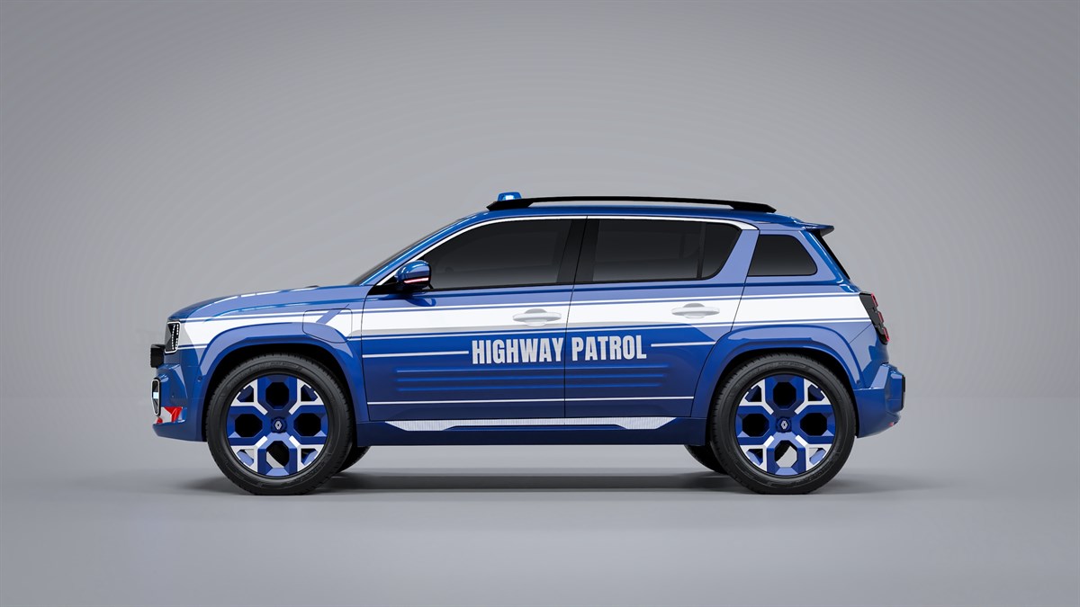 Plavo vozilo Renault 4 E-Tech electric s oznakom Highway Patrol i svjetlosnom opremom na krovu, prikazano iz bočnog kuta.