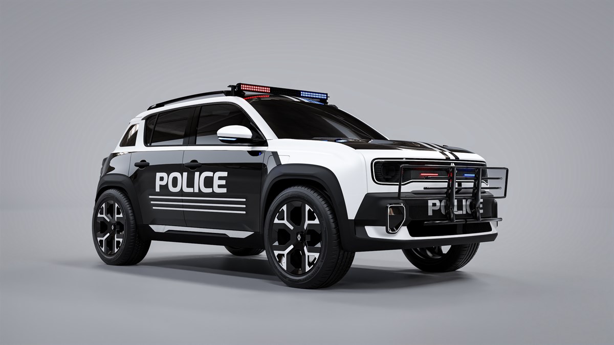 Crno-bijelo vozilo Renault 4 E-Tech electric s natpisom Police i svjetlosnom opremom na krovu, prikazano s prednje lijeve strane.