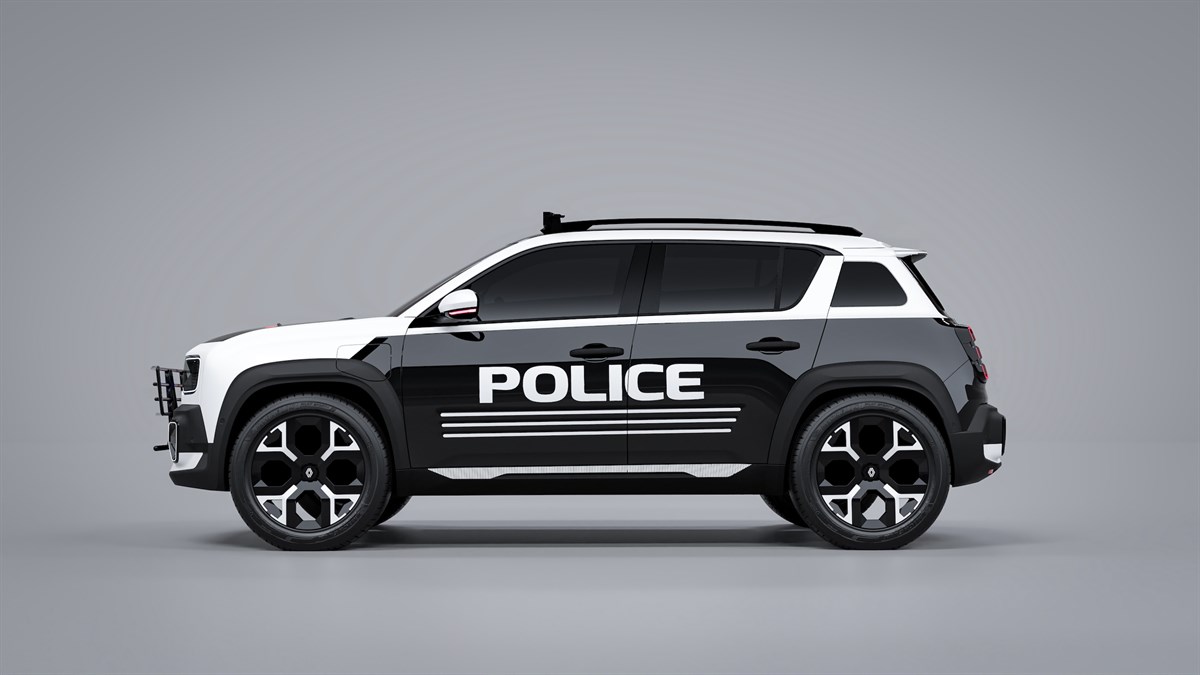 Crno-bijelo vozilo Renault 4 E-Tech electric s natpisom Police i svjetlosnom opremom na krovu, prikazano s bočne strane.