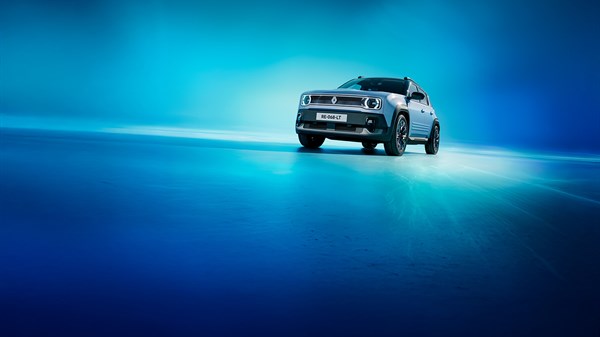 Plavi Renault 4 E-Tech electric na svjetloplavoj pozadini







