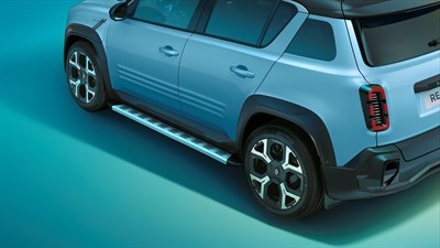 Slika prikazuje bočnu stranu plavog električnog vozila Renault 4.




