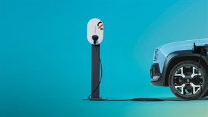 Vozilo Renault parkirano ispred punionice u studijskom prostoru.